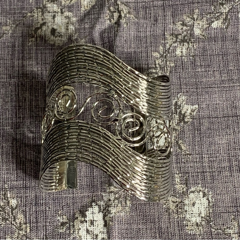 Brand New Metal Waved Cuff Bracelet - Picture 1 of 10